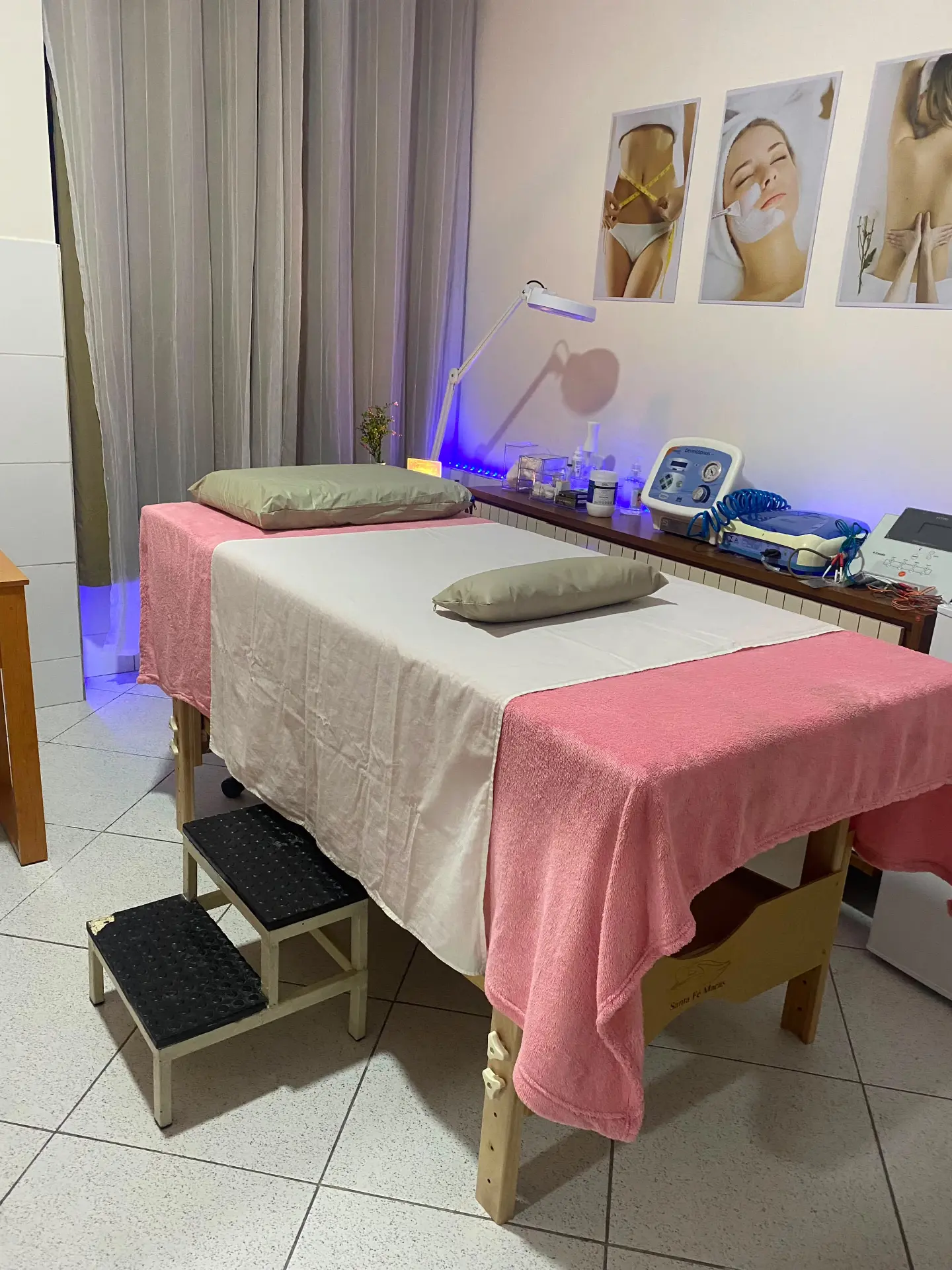 Sala de estética da Clínica Lótus com maca e equipamentos
