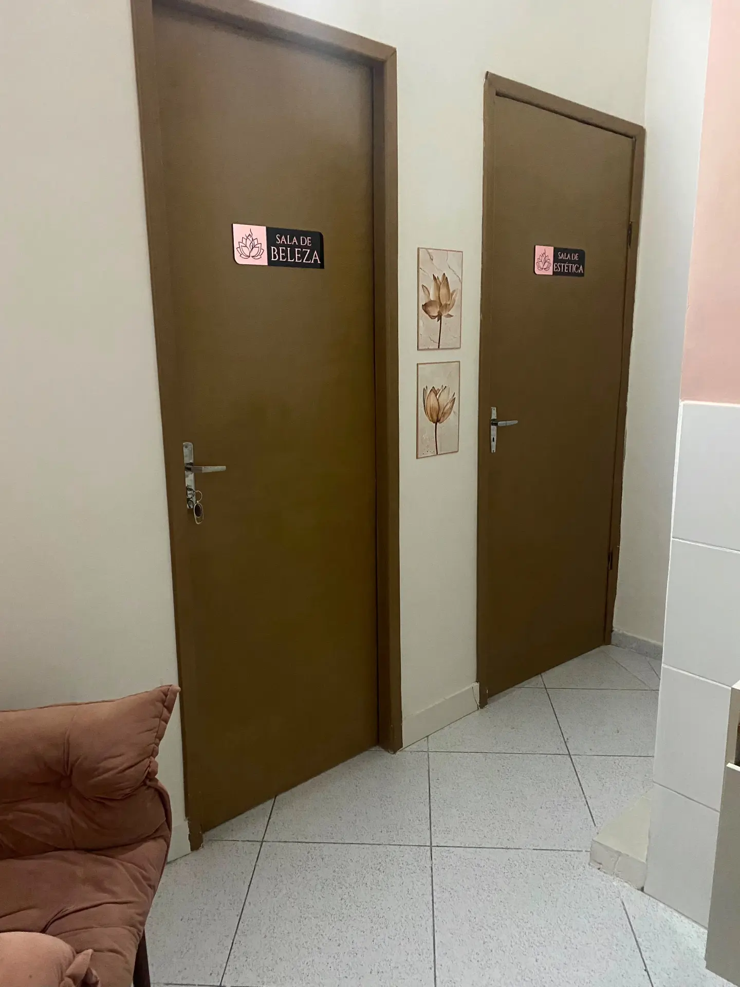Corredor da clínica com as portas da Sala de Beleza e da Sala de Estética